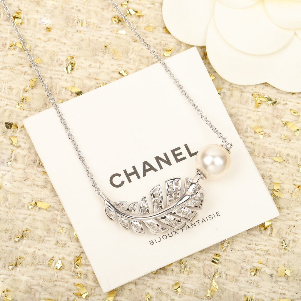 18K  Chanel Plume De Necklace