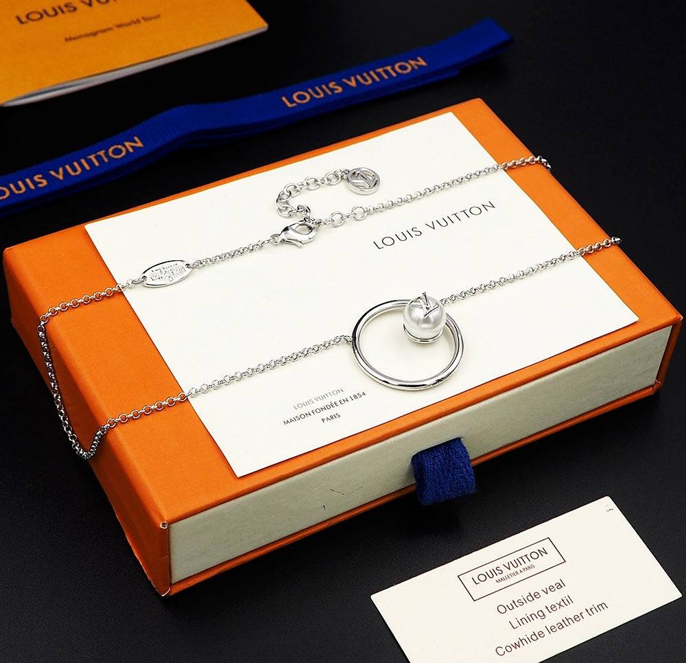 18K Louis Vuitton Eclipse Pearls Necklace