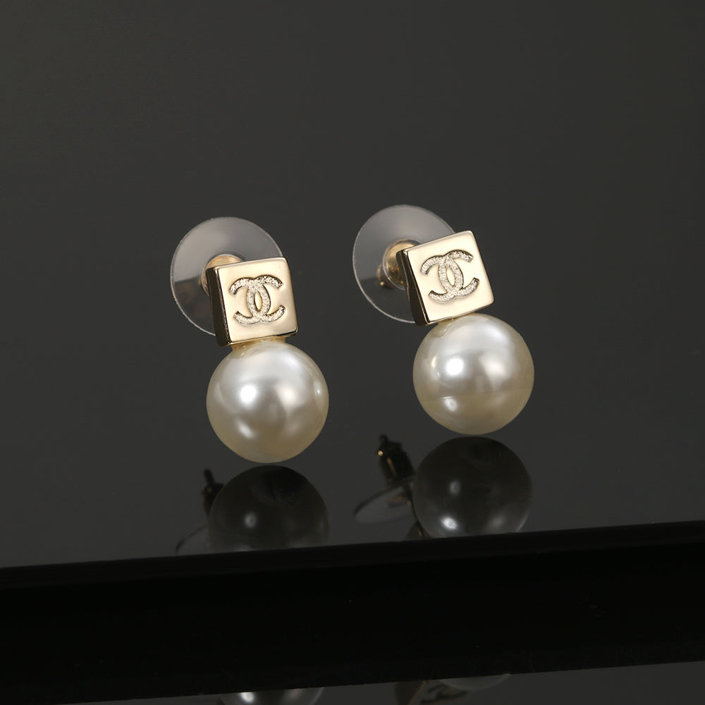 18K  Chanel Pearls Earrings