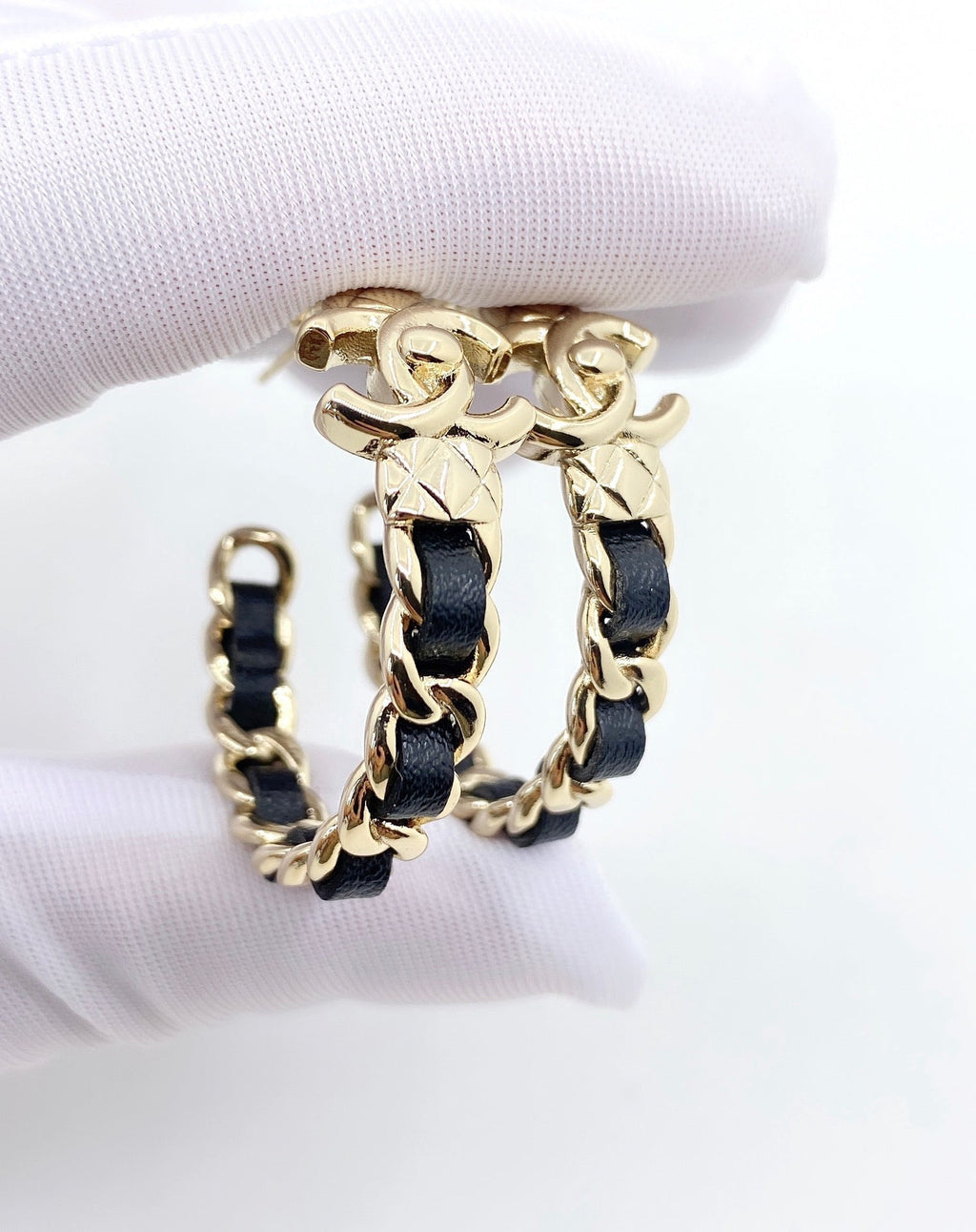 18K  Chanel Cricle Leather Earrings