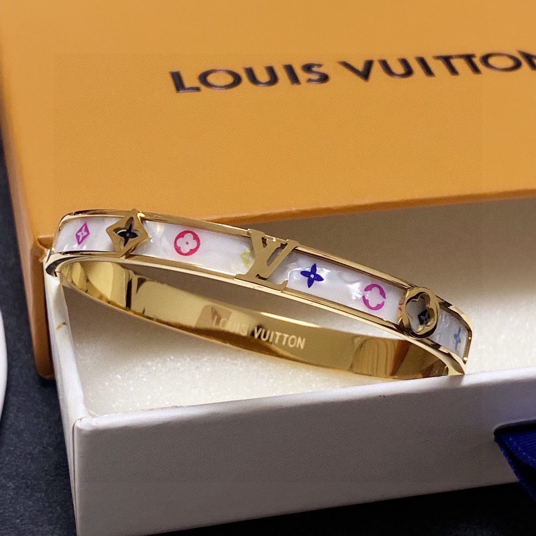 18K Louis Vuitton Pearl Bracelet