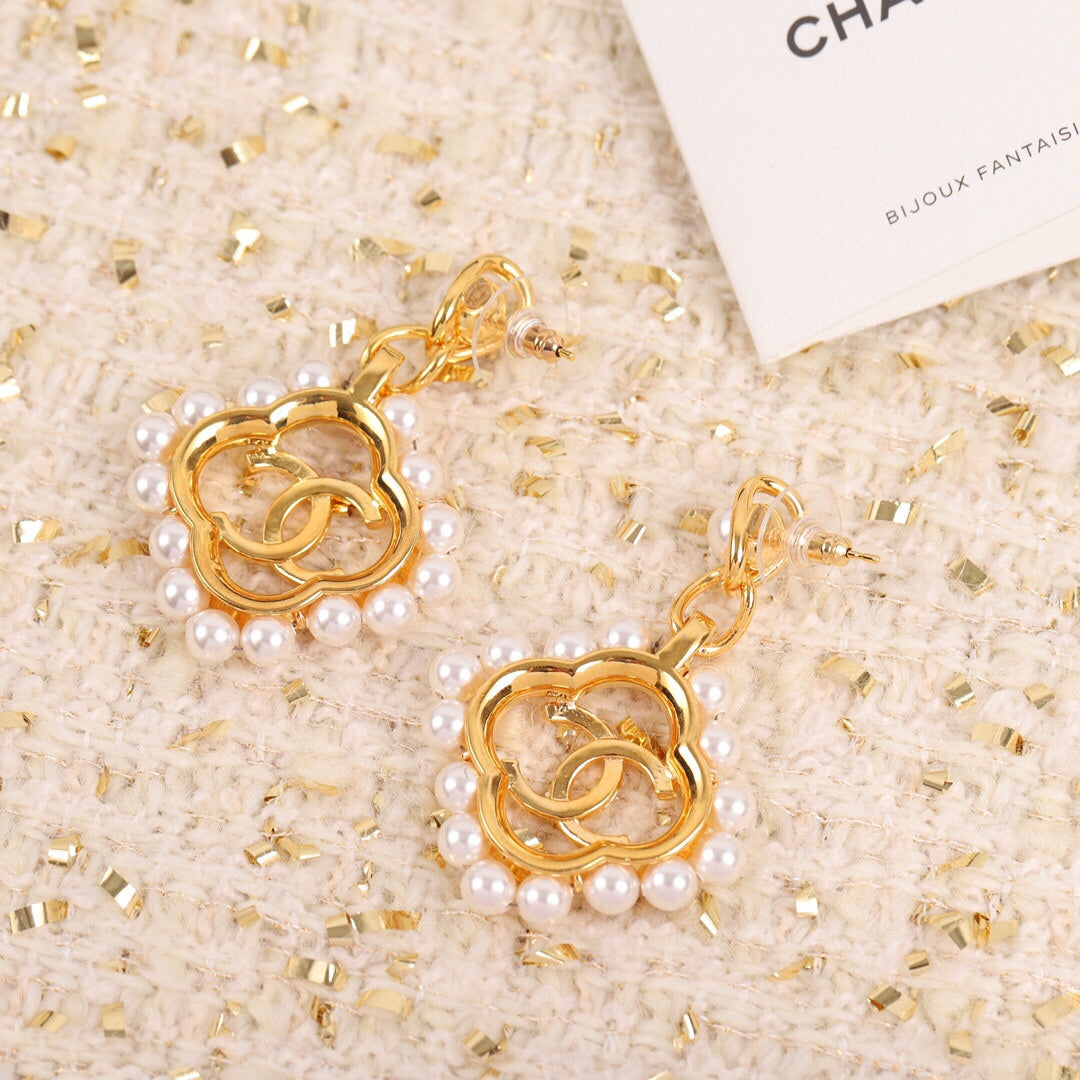18K  Chanel Square Pearl Pendant Earrings