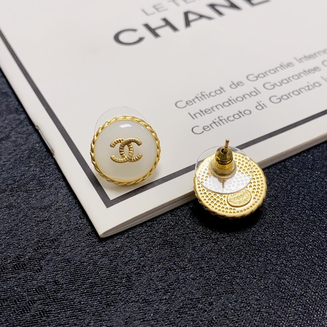 18K  Chanel Pearl Vintage Earrings
