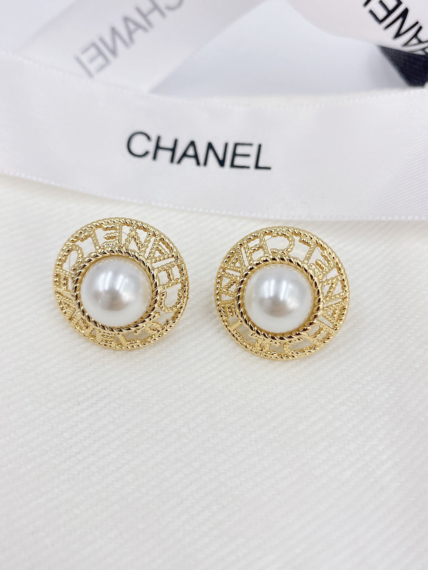 18K  Chanel Pearl Round Earrings
