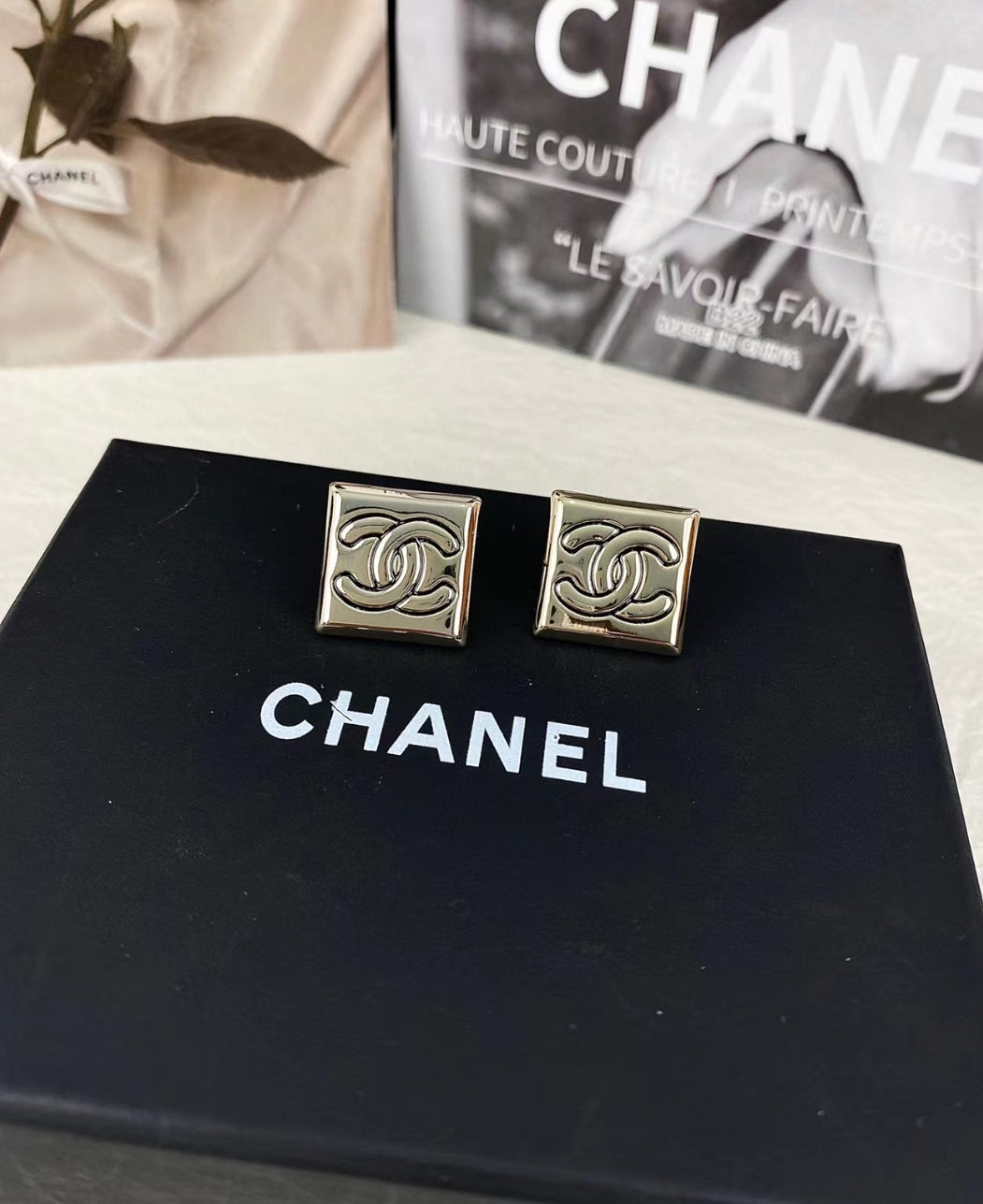 18K  Chanel Smooth Block Earrings