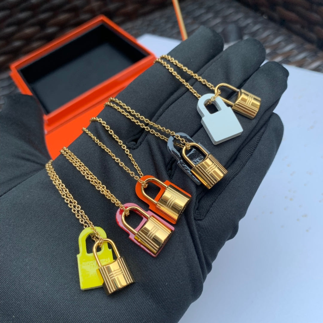 18K O'Kelly Pendant Hermes Necklace