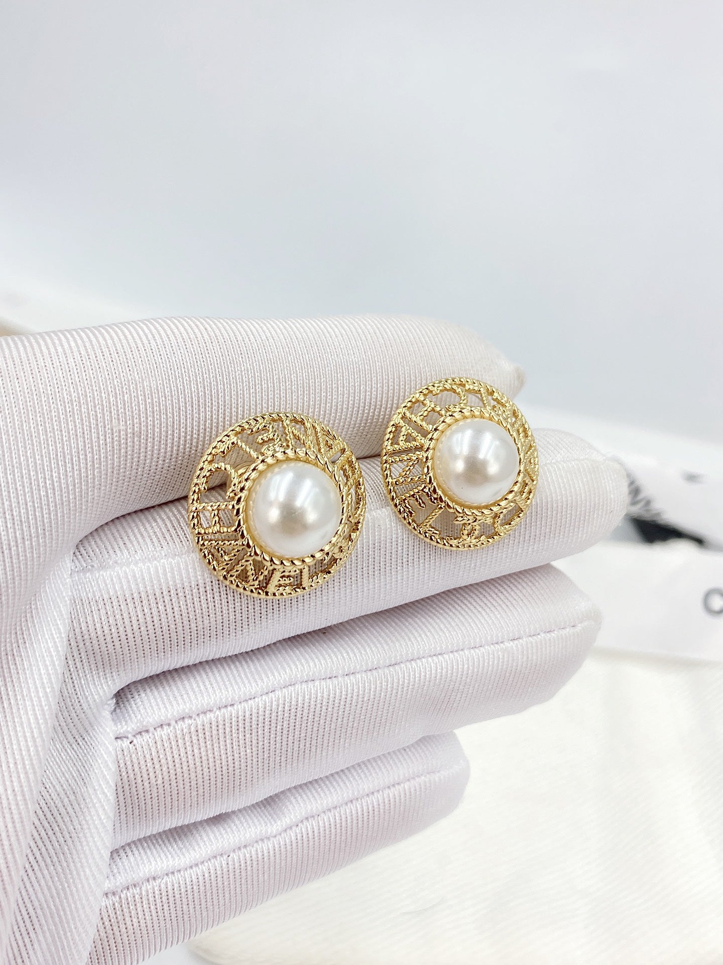 18K  Chanel Pearl Round Earrings