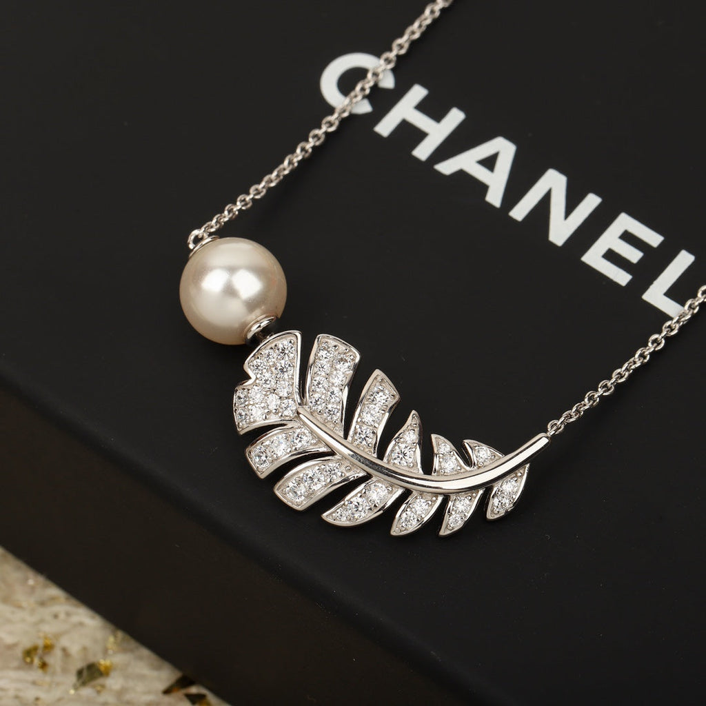 18K  Chanel Plume De Necklace