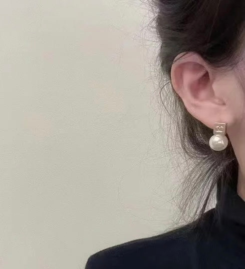 18K  Chanel Pearls Earrings