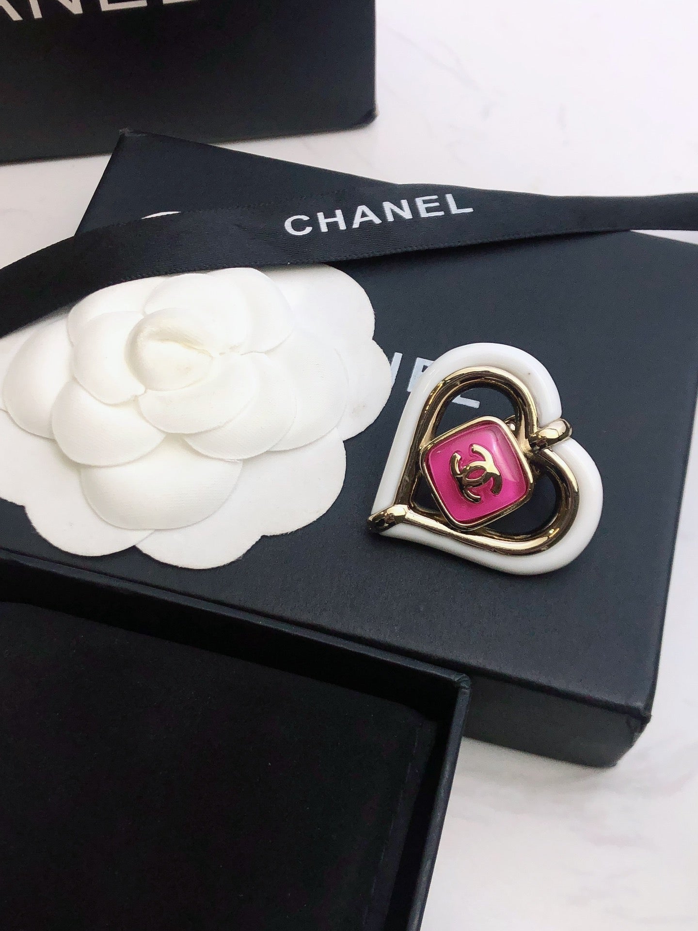 18K  Chanel Heart Brooch