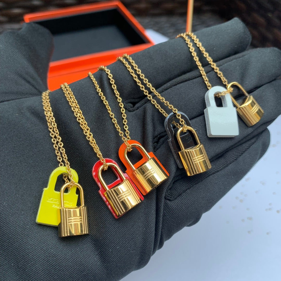 18K O'Kelly Orange Pendant Hermes Necklace