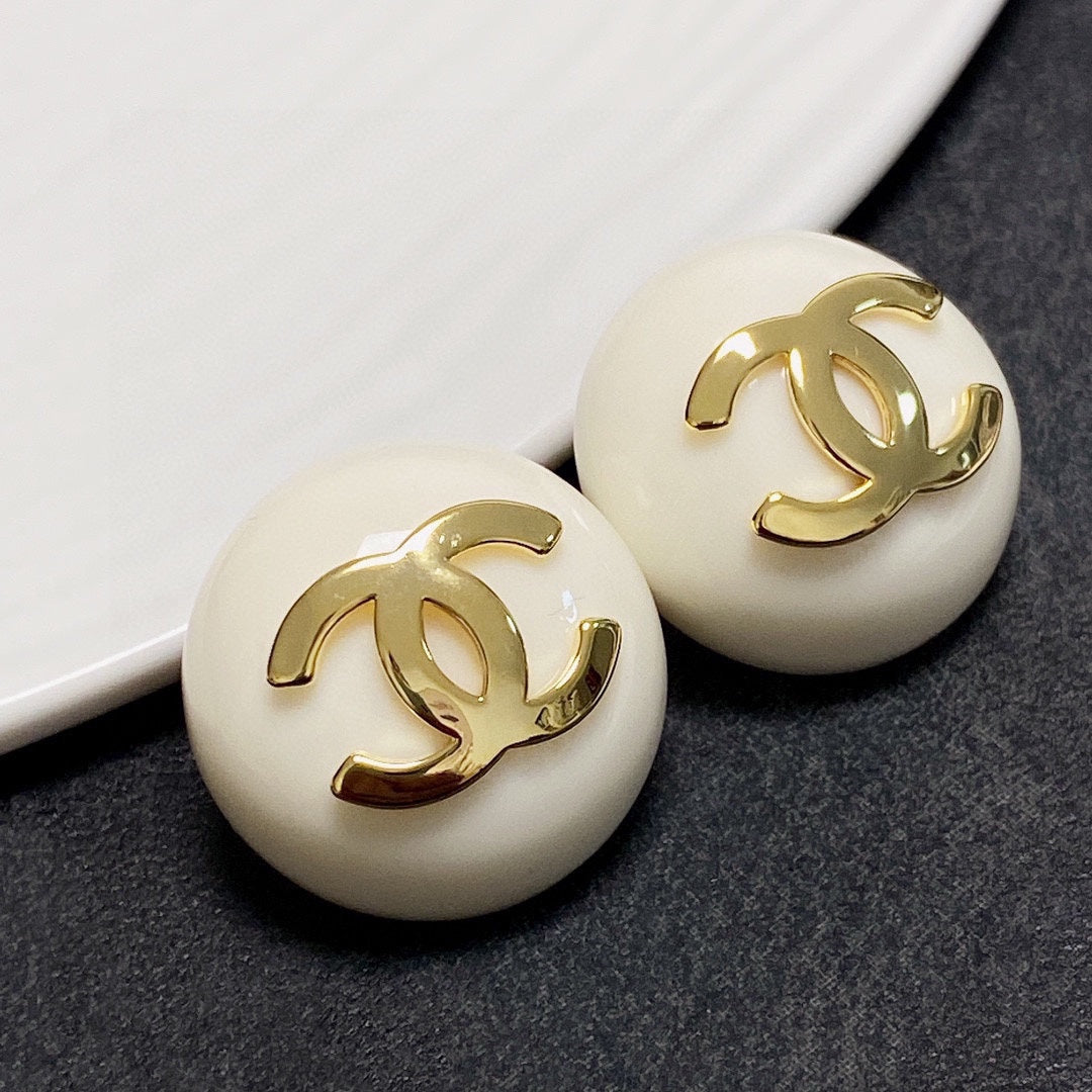 18K  Chanel Pearl Round Earrings