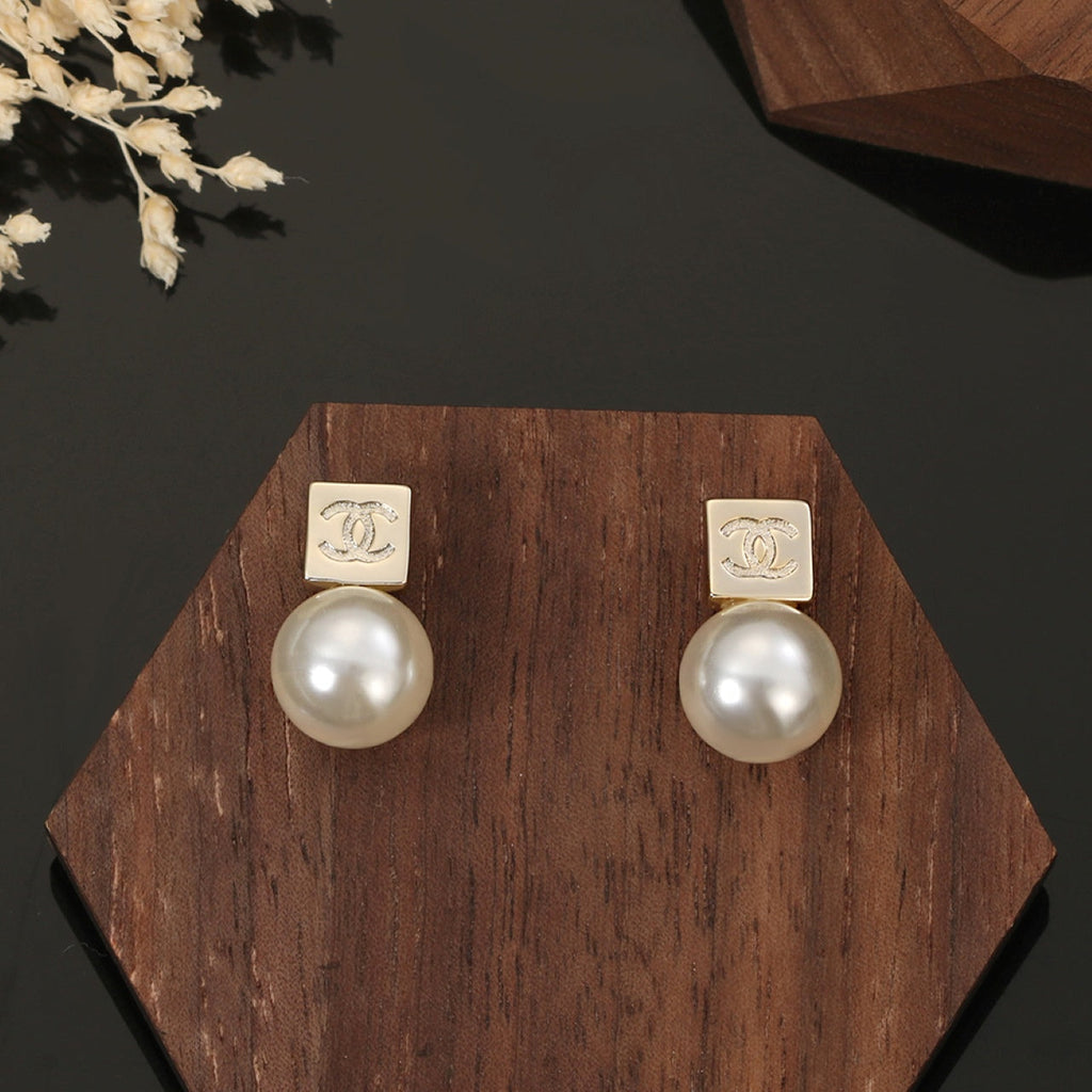 18K  Chanel Pearls Earrings