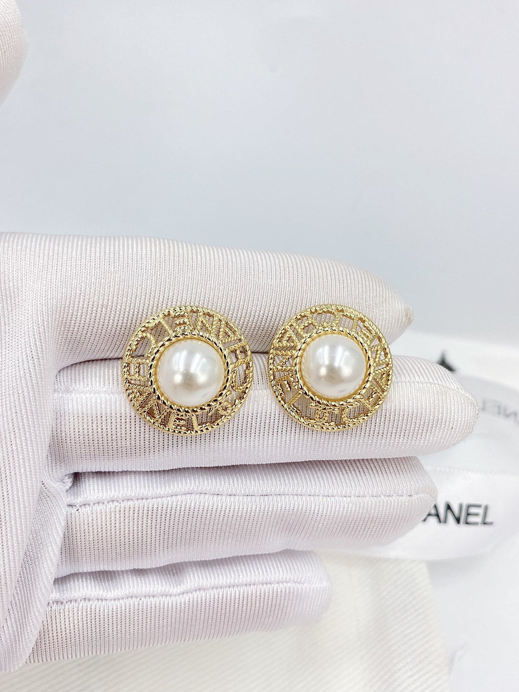 18K  Chanel Pearl Round Earrings