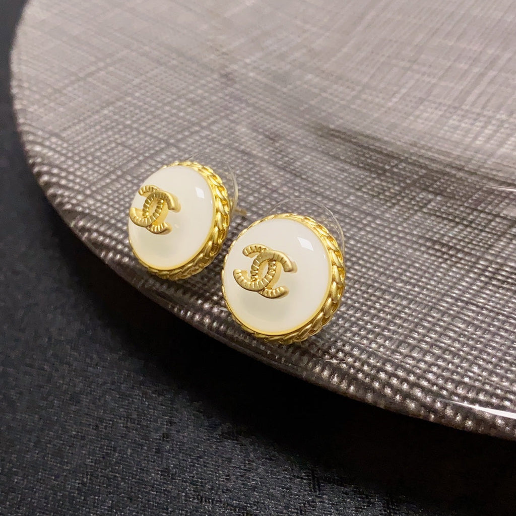 18K  Chanel Pearl Vintage Earrings