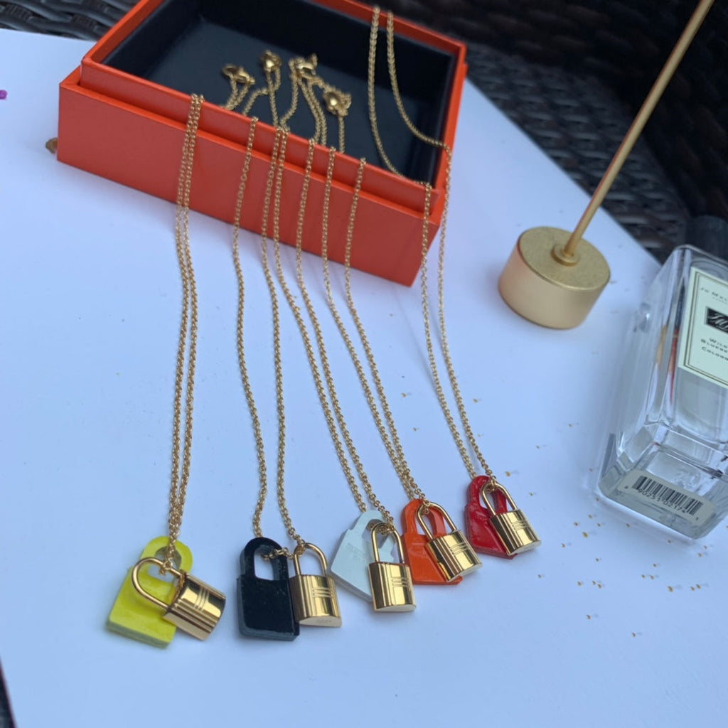 18K O'Kelly Black Pendant Hermes Necklace