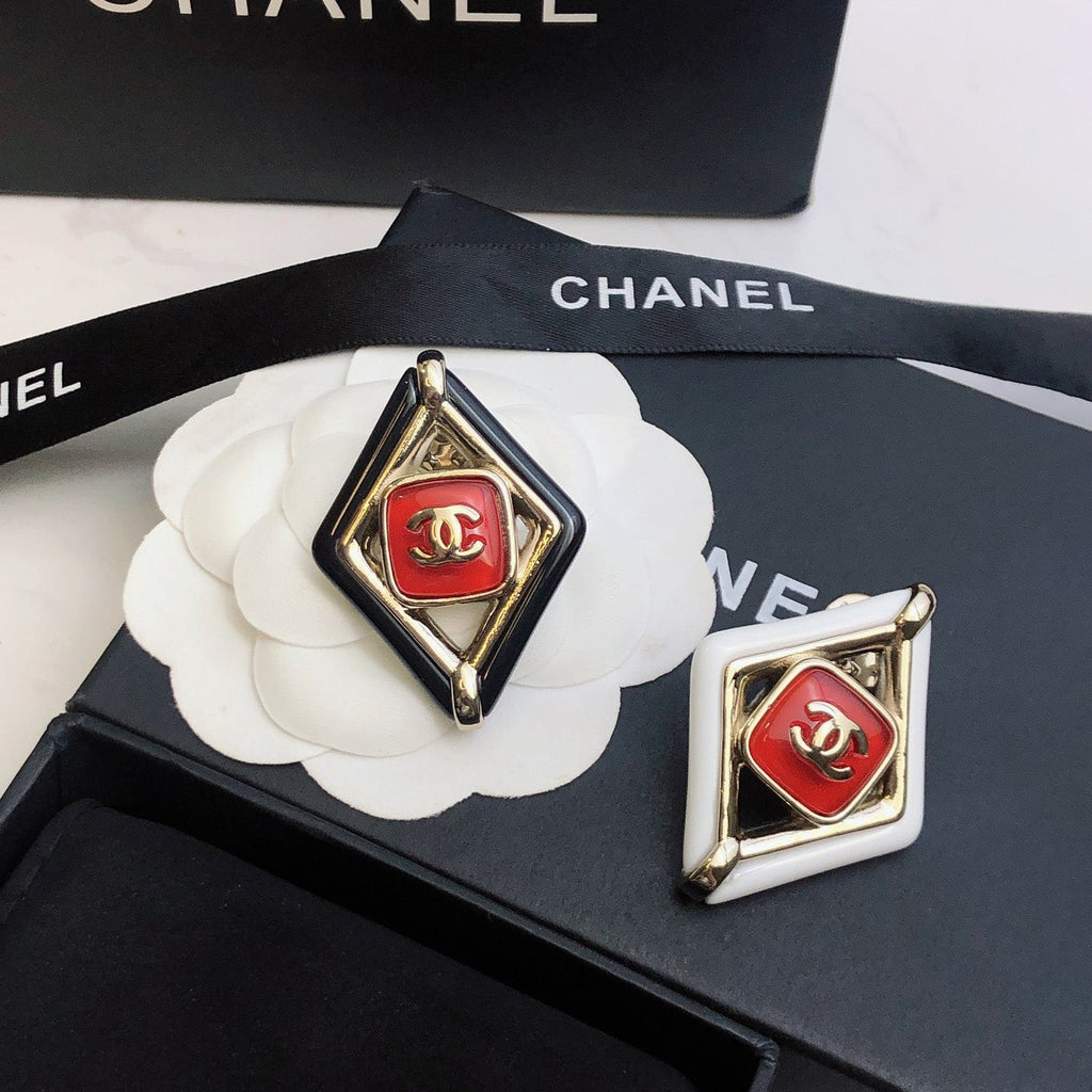 18K  Chanel Rhombus Brooch