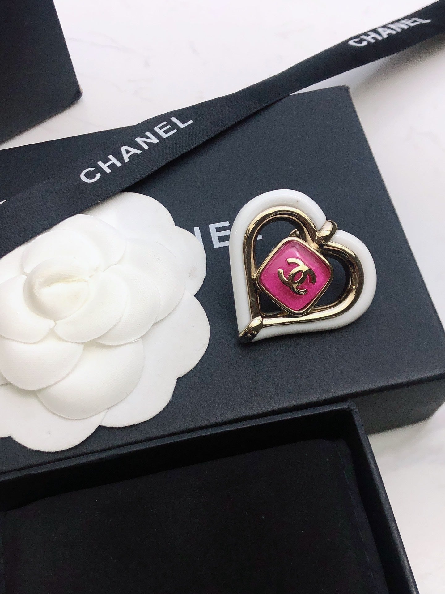 18K  Chanel Heart Brooch