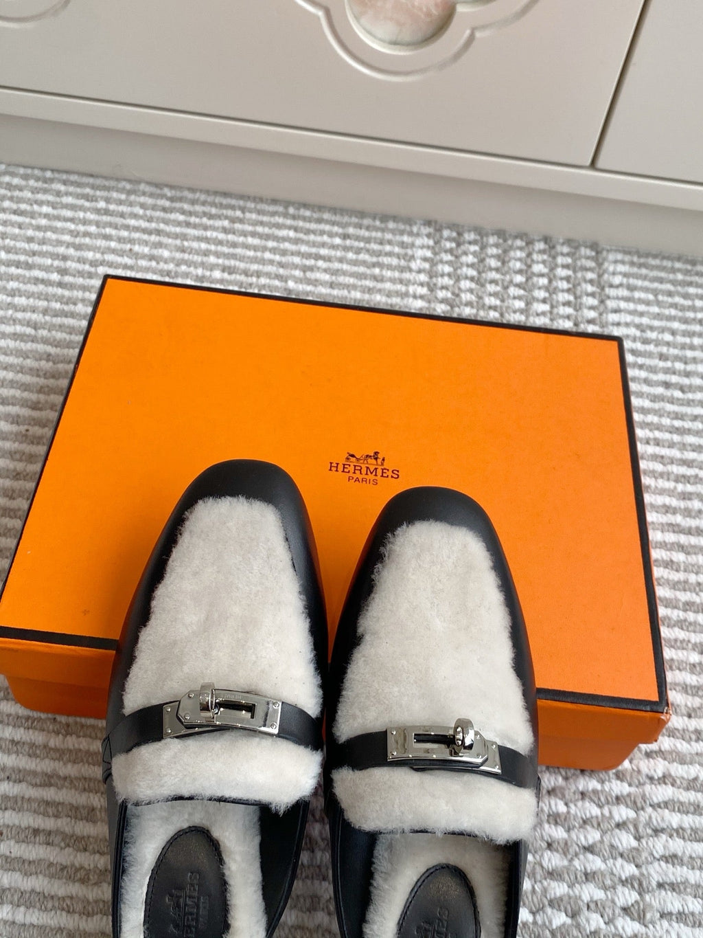 HERMES 25S CATENA MULE IN BEIGE SHEARLING AND BLACK LAMBSKIN WITH SILVER HARDWARE