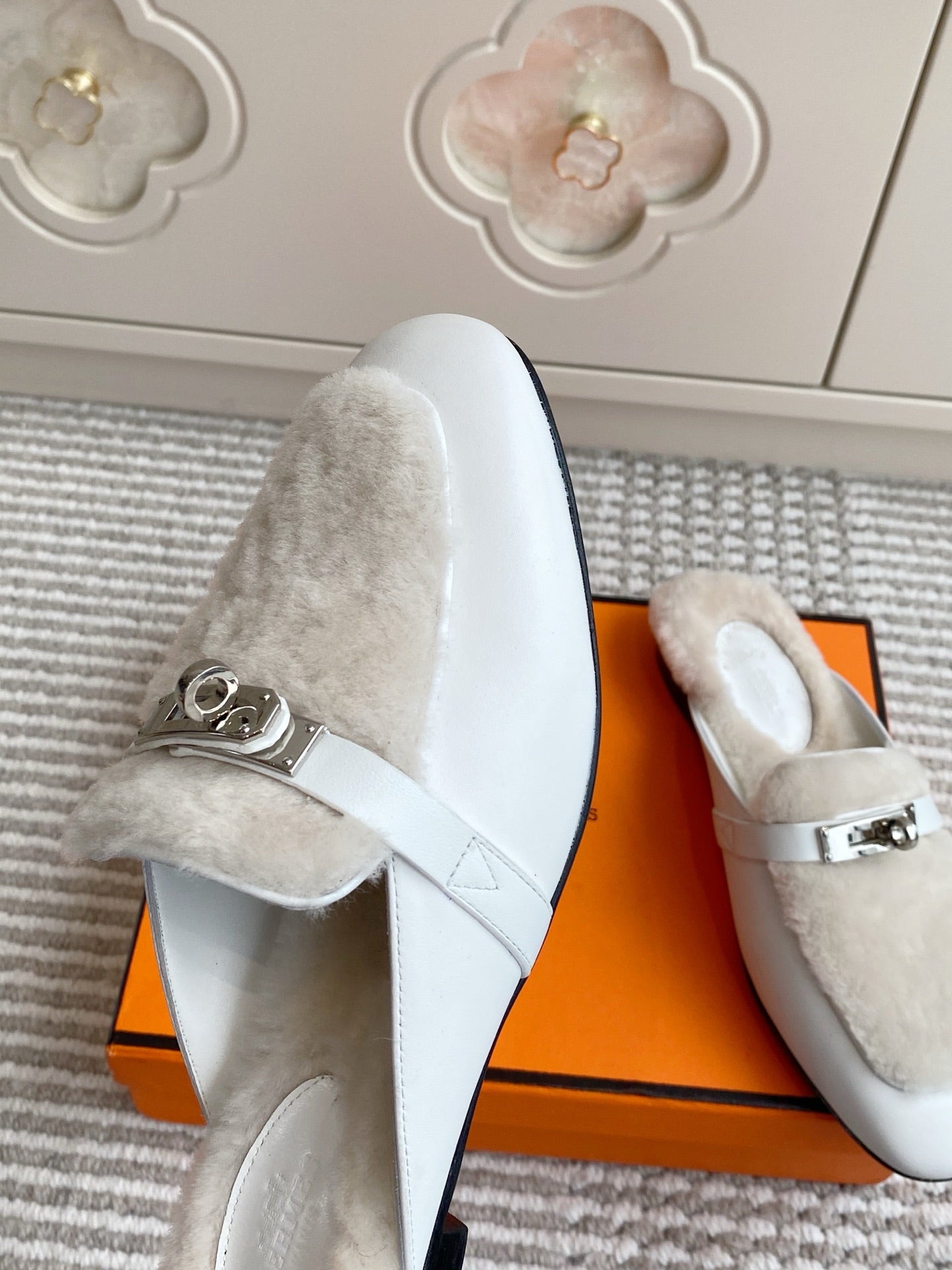 HERMES 25S CATENA MULE IN BEIGE SHEARLING AND WHITE LAMBSKIN WITH SILVER HARDWARE