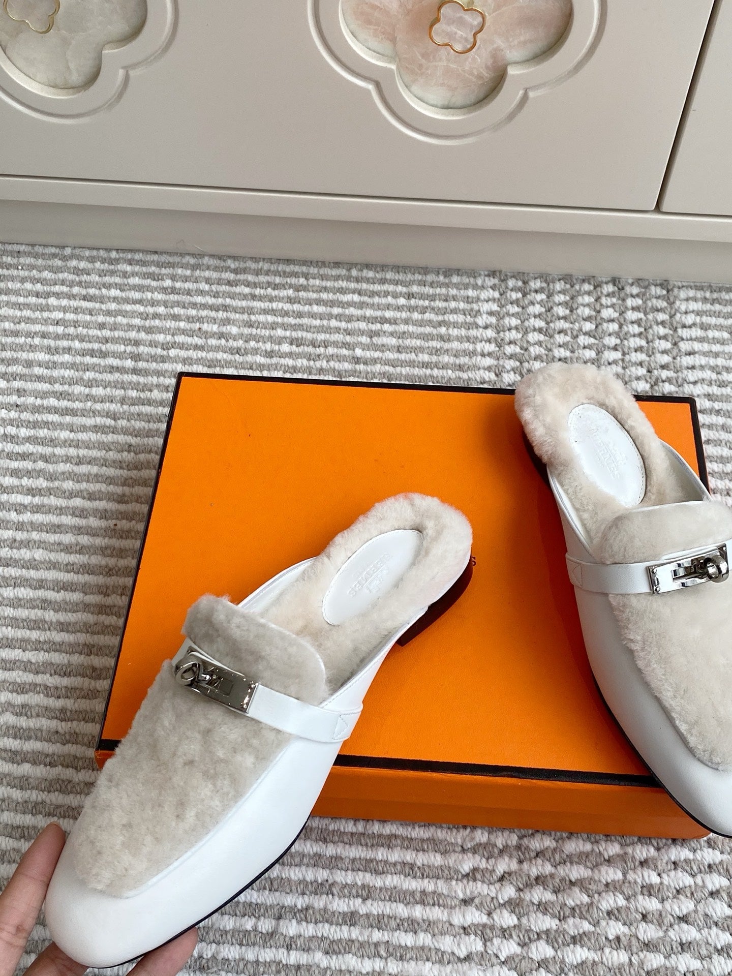 HERMES 25S CATENA MULE IN BEIGE SHEARLING AND WHITE LAMBSKIN WITH SILVER HARDWARE