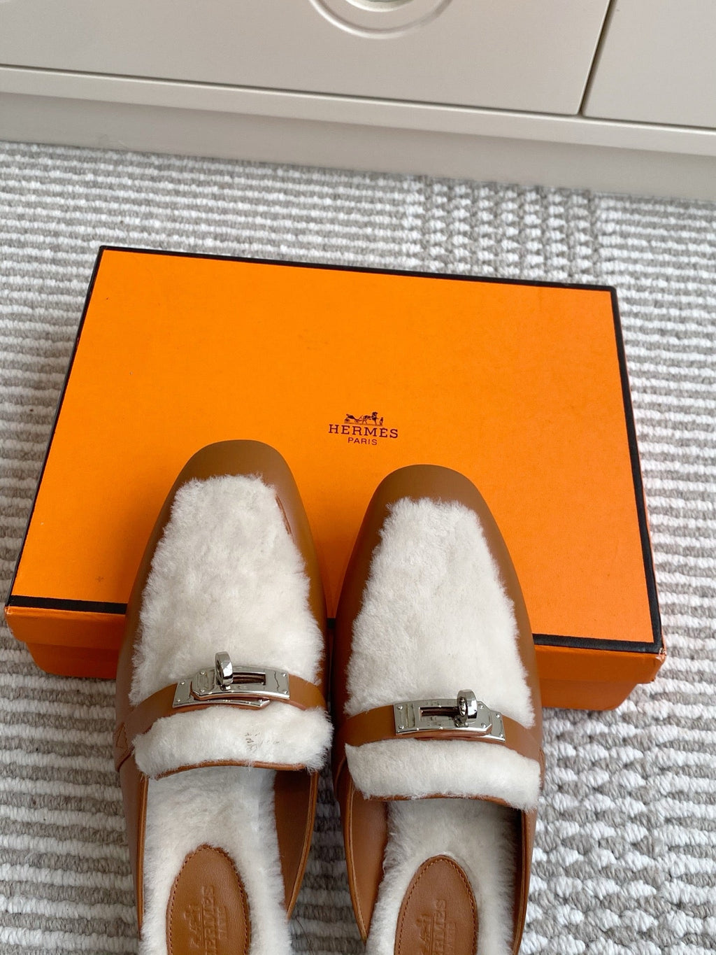 HERMES 25S CATENA MULE IN BEIGE SHEARLING AND BROWN LAMBSKIN WITH SILVER HARDWARE