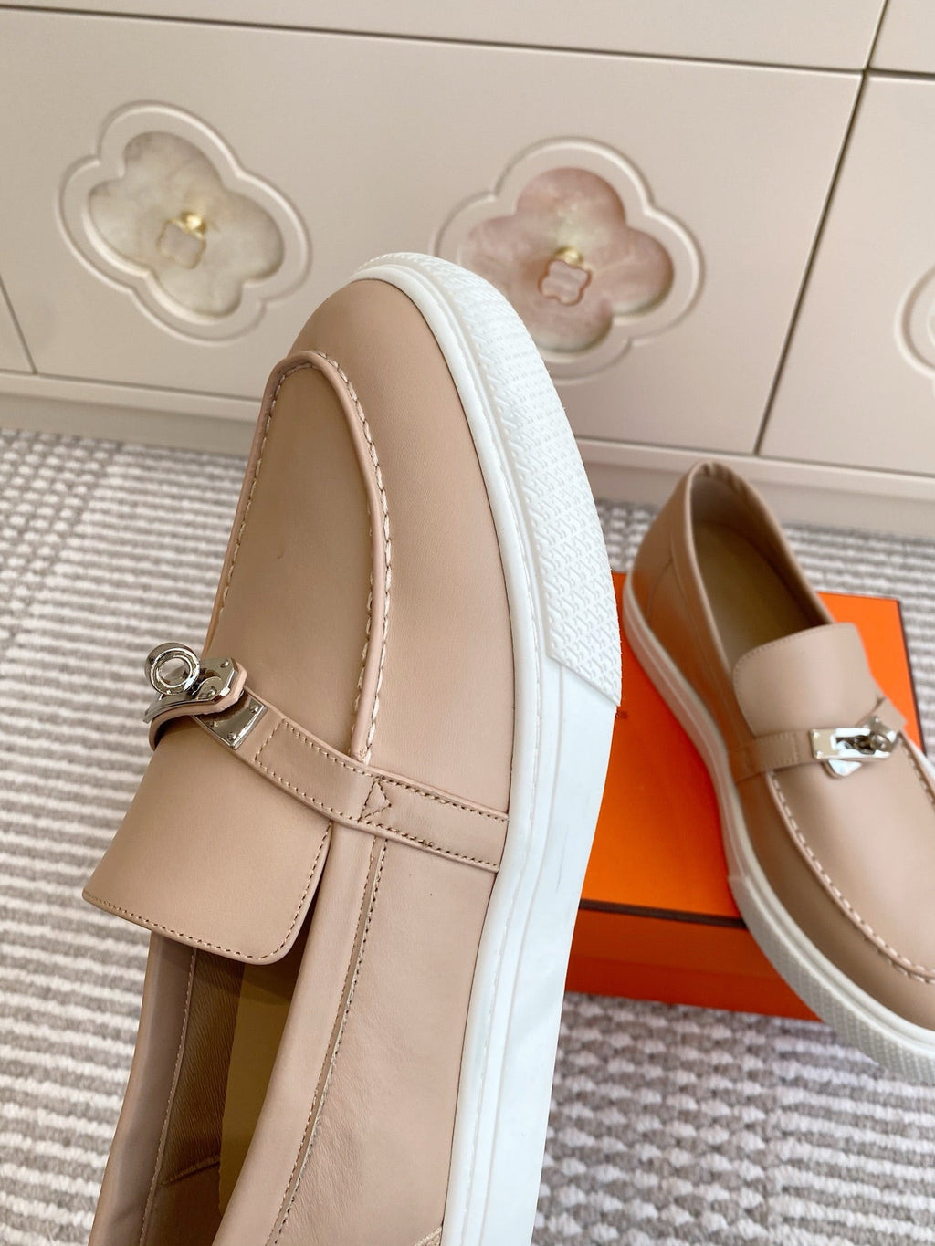 HERMES 25S SLIP-ON IN BEIGE LAMBSKIN WITH SILVER HARDWARE