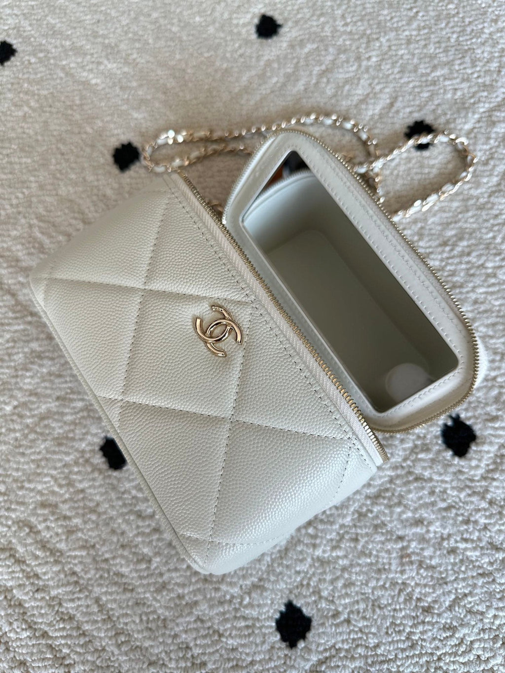 CHANEL 25S VANITY BAG 17 IN WHITE CAVIAR LEATHER WITH GOLD HARDWARE