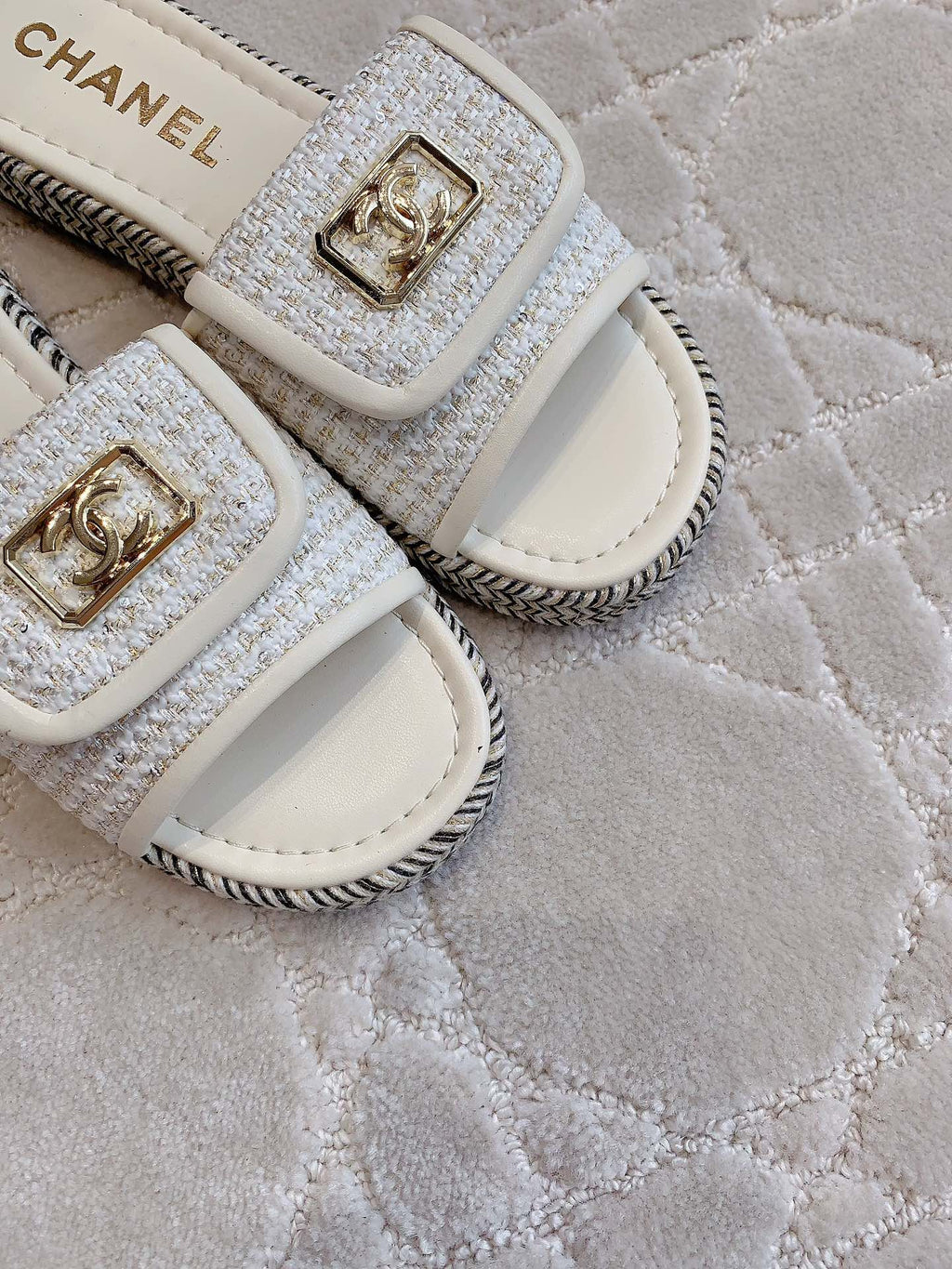 CHANEL PLATFORM SLIPPERS IN WHITE WOOL AND LAMBSKIN
