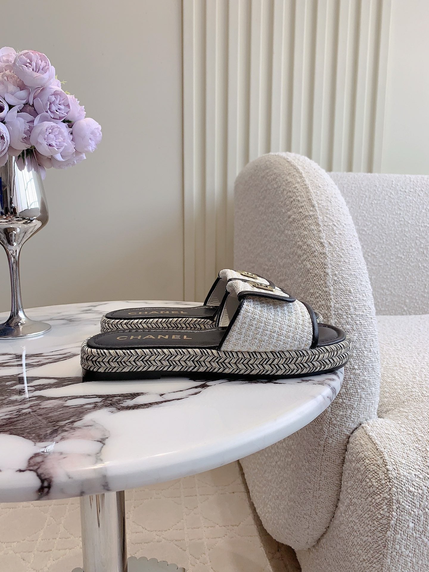 CHANEL PLATFORM SLIPPERS IN WHITE WOOL AND BLACK LAMBSKIN
