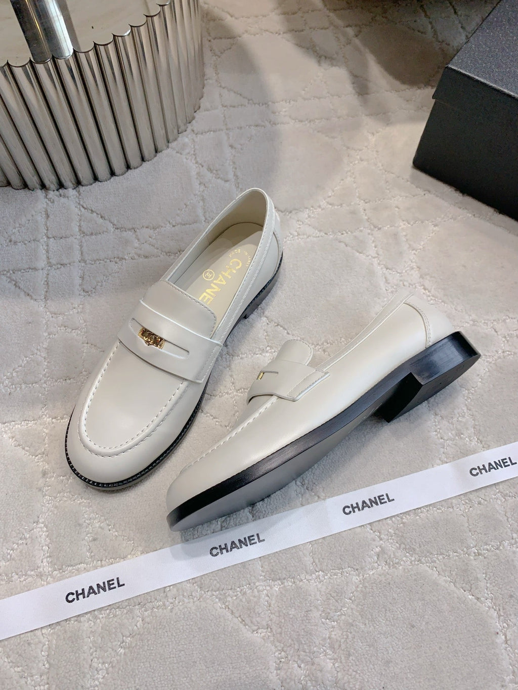 CHANEL 25S MOASINS IN WHITE CALFSKIN GOLD HARDWARE