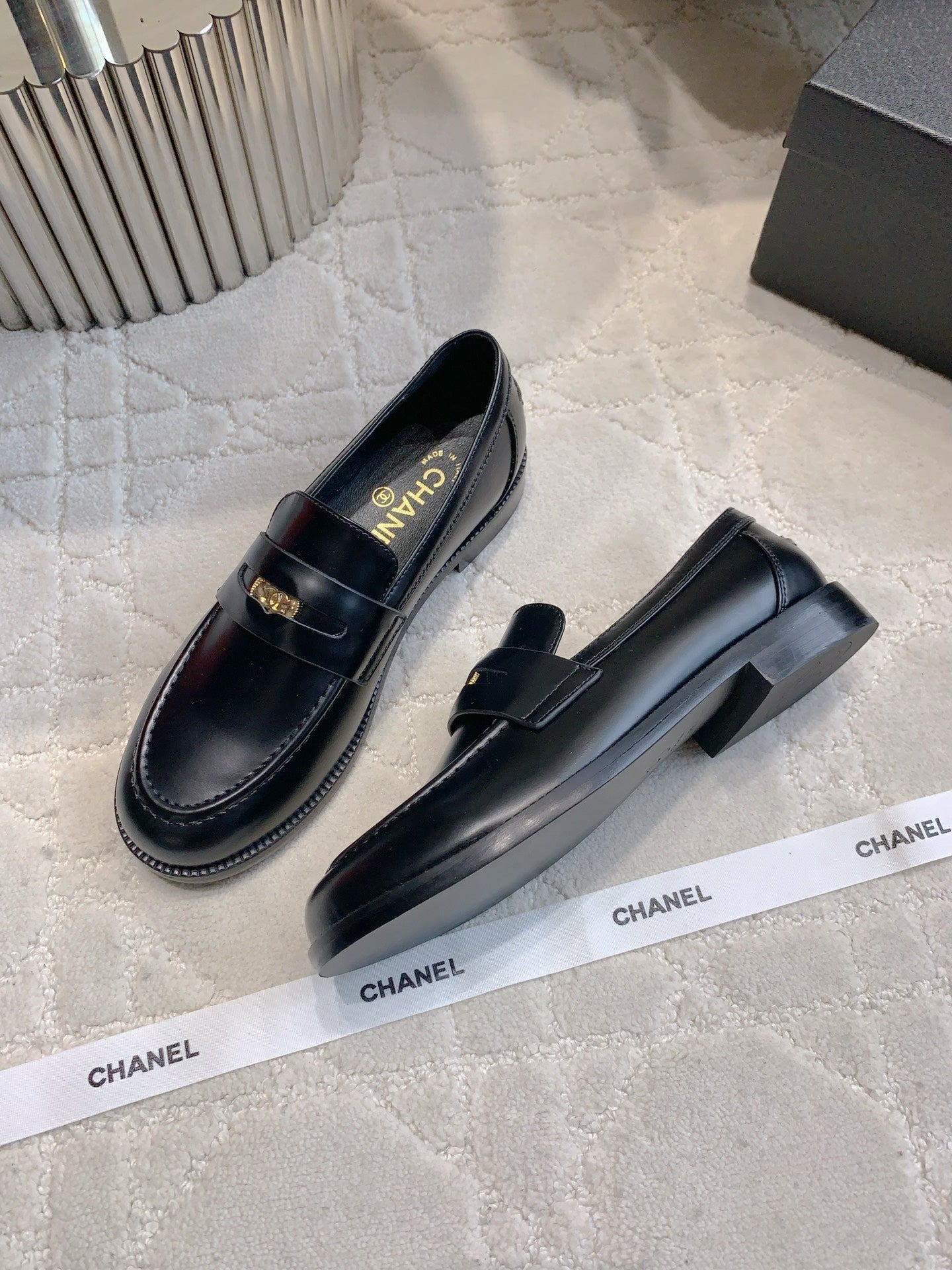 CHANEL 25S MOASINS IN BLACK SHINY CALFSKIN GOLD HARDWARE