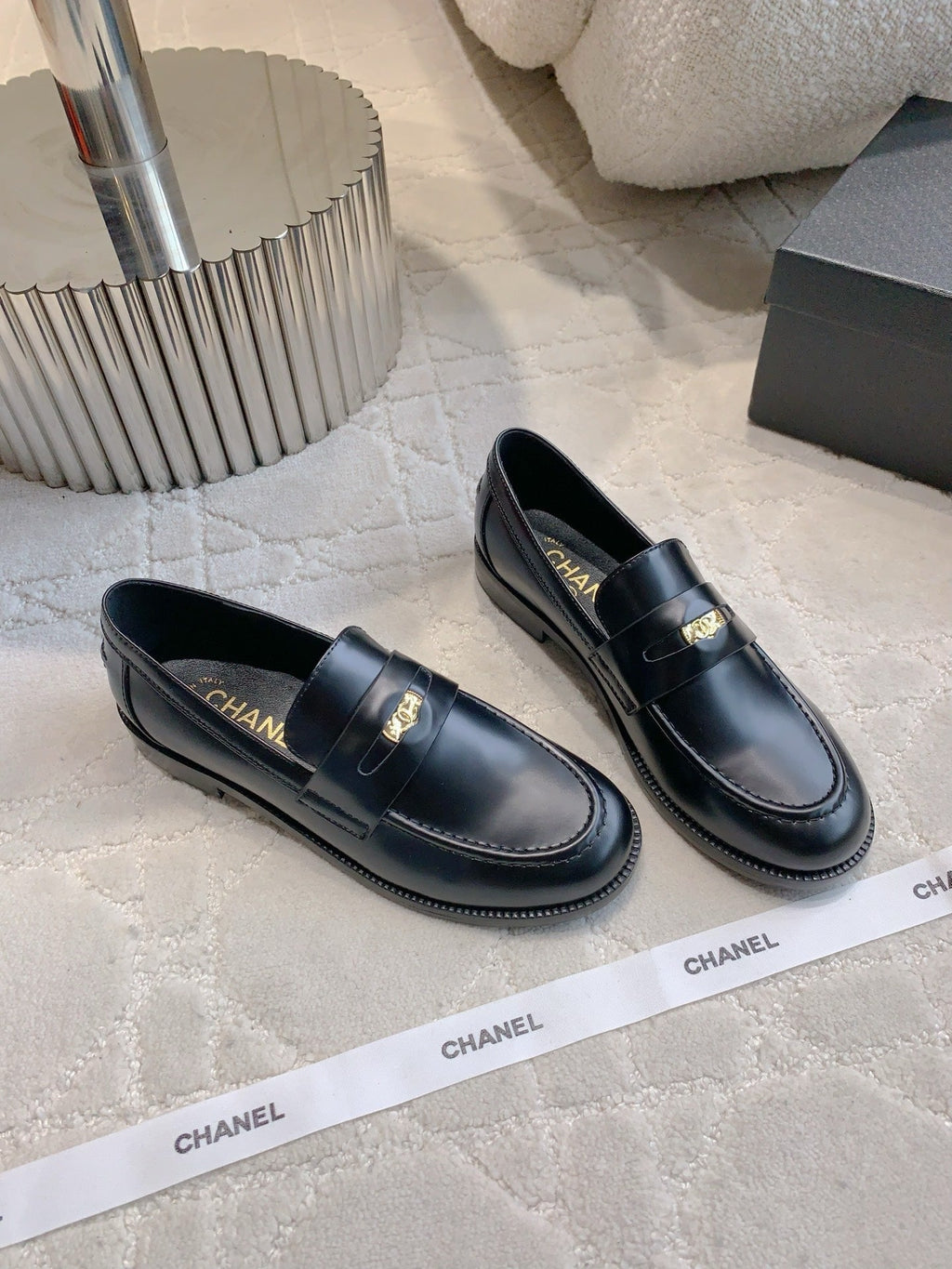 CHANEL 25S MOASINS IN BLACK SHINY CALFSKIN GOLD HARDWARE