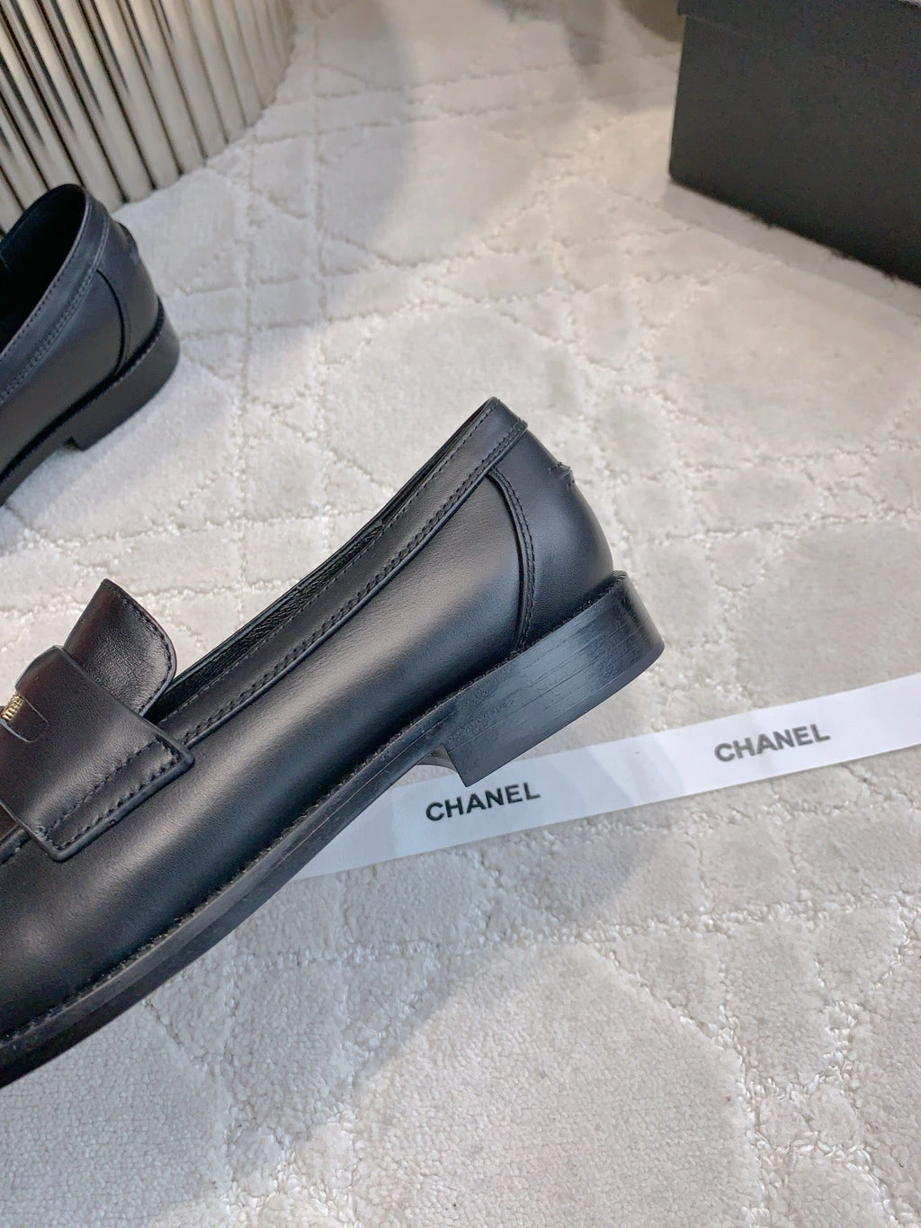 CHANEL 25S MOASINS IN BLACK CALFSKIN GOLD HARDWARE