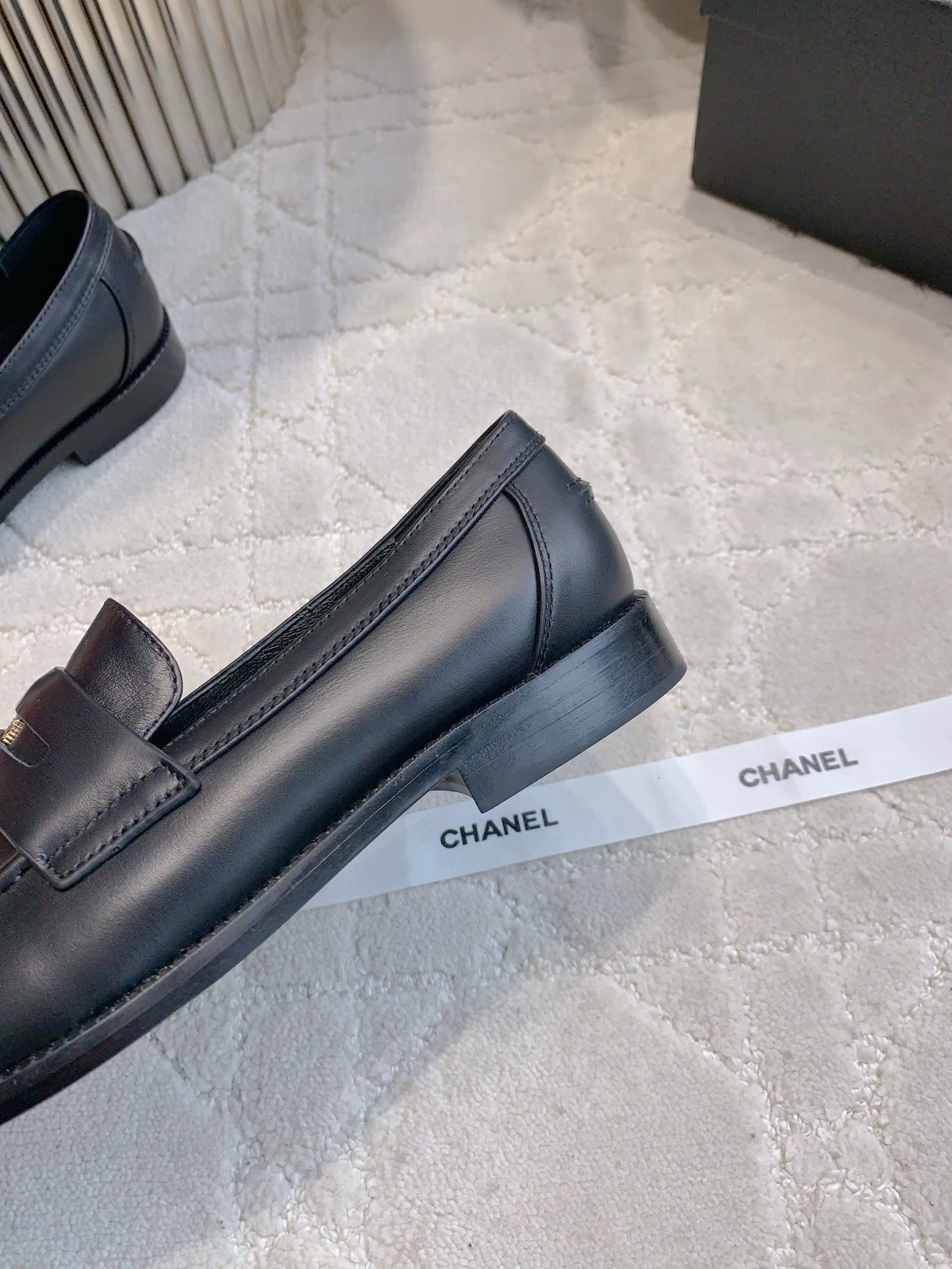 CHANEL 25S MOASINS IN BLACK CALFSKIN GOLD HARDWARE