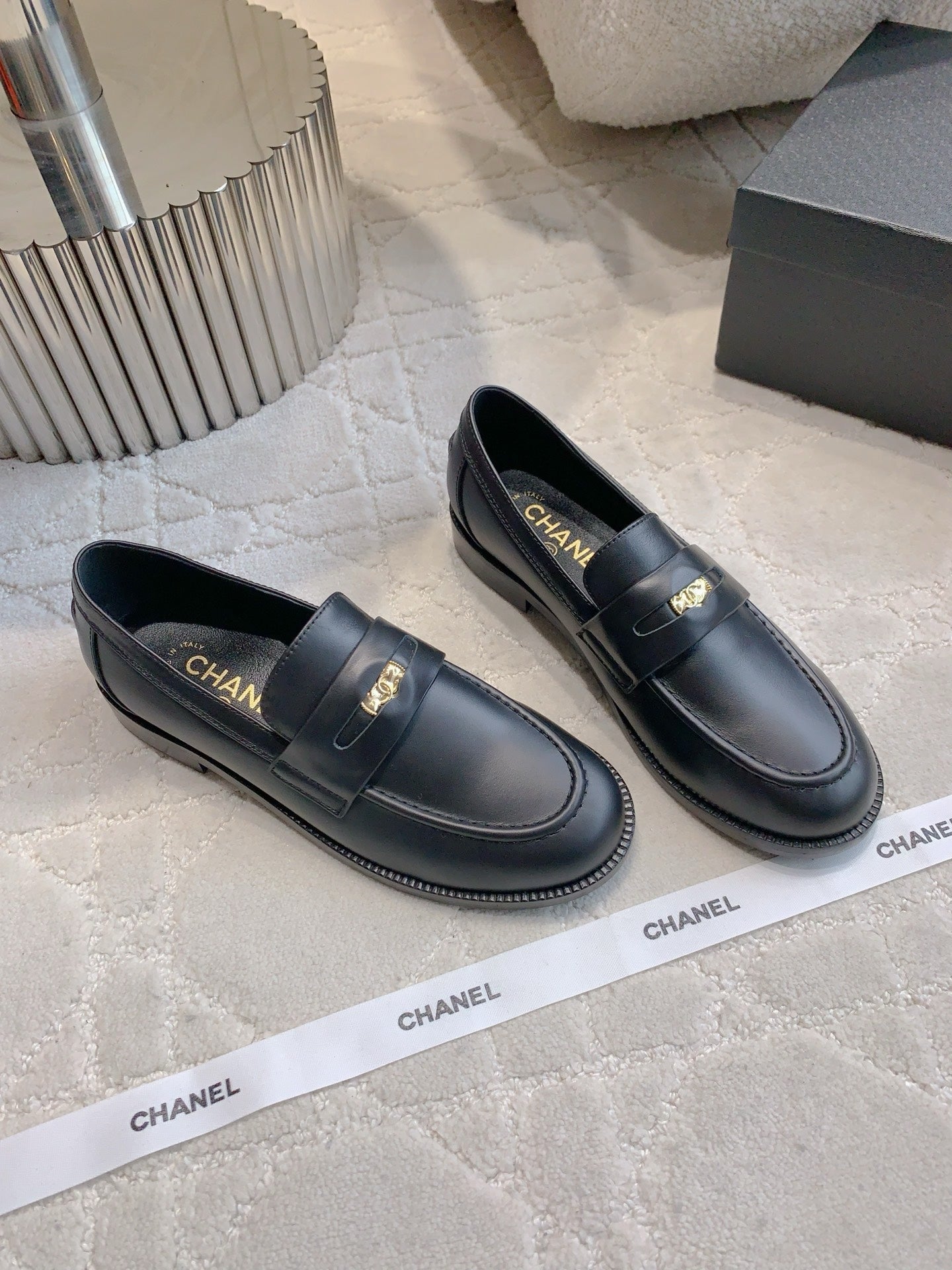 CHANEL 25S MOASINS IN BLACK CALFSKIN GOLD HARDWARE