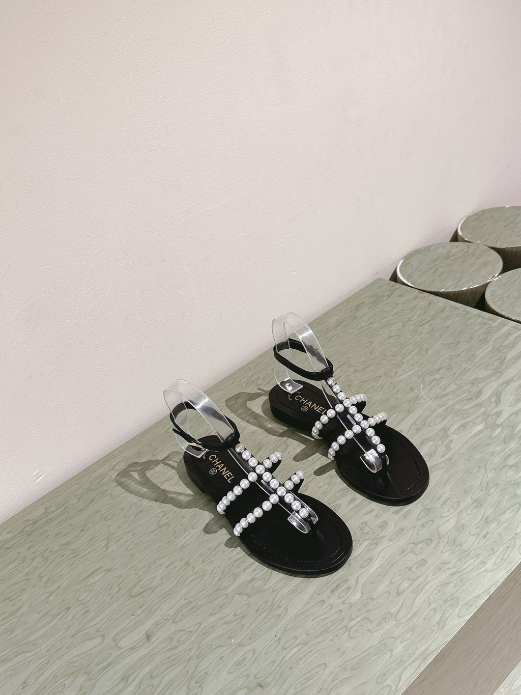 CHANEL SANDALS PEARL ROMAN IN BLACK LAMBSKIN