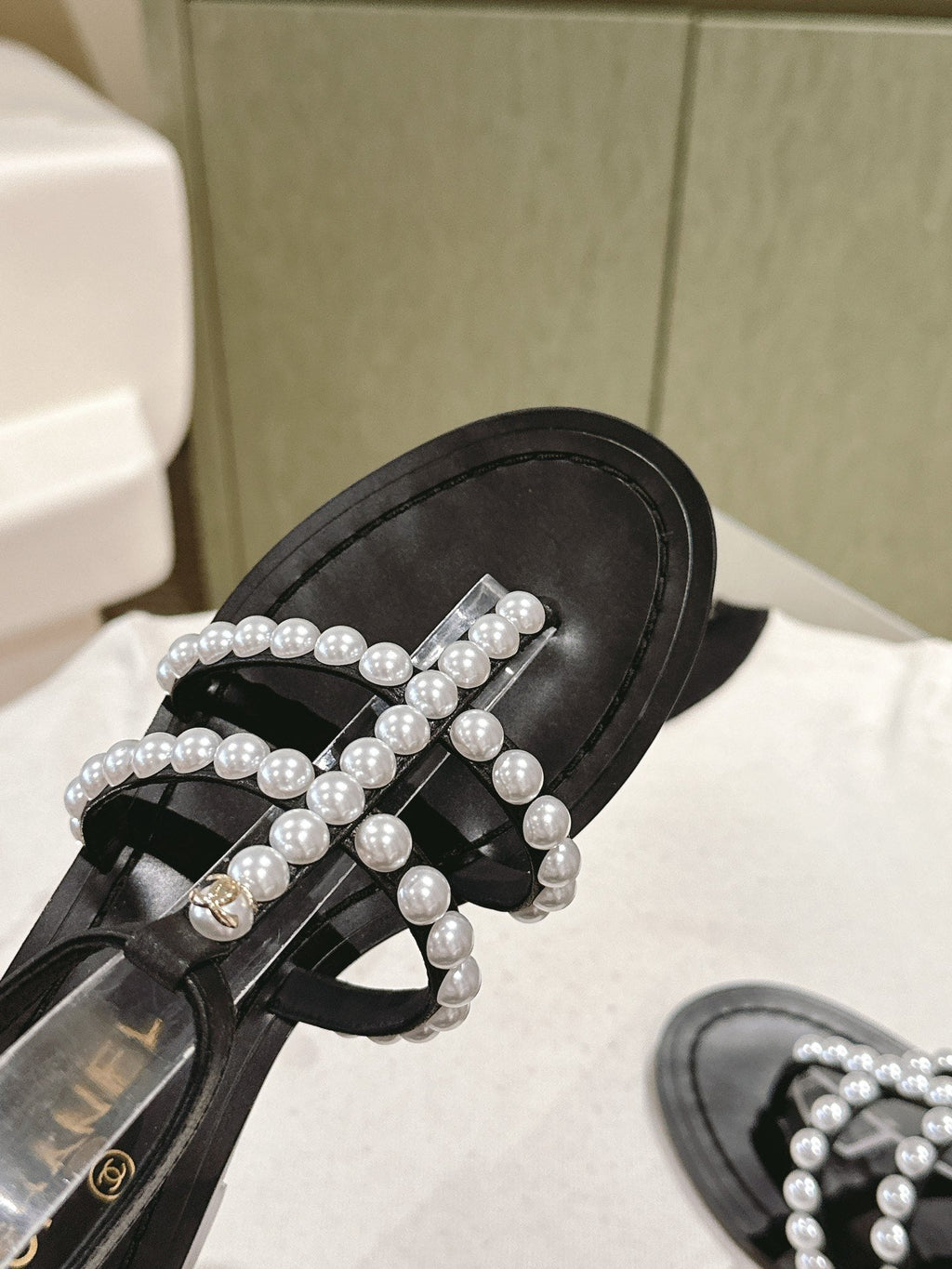 CHANEL SANDALS PEARL ROMAN IN BLACK LAMBSKIN