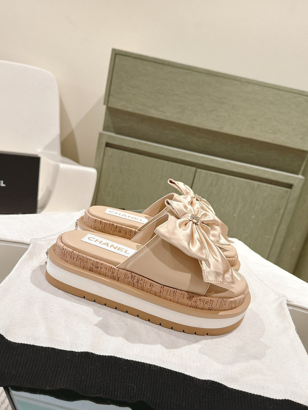CHANEL SLIPPERS WITH SILK BOW IN BEIGE ALMOND COWHIDE