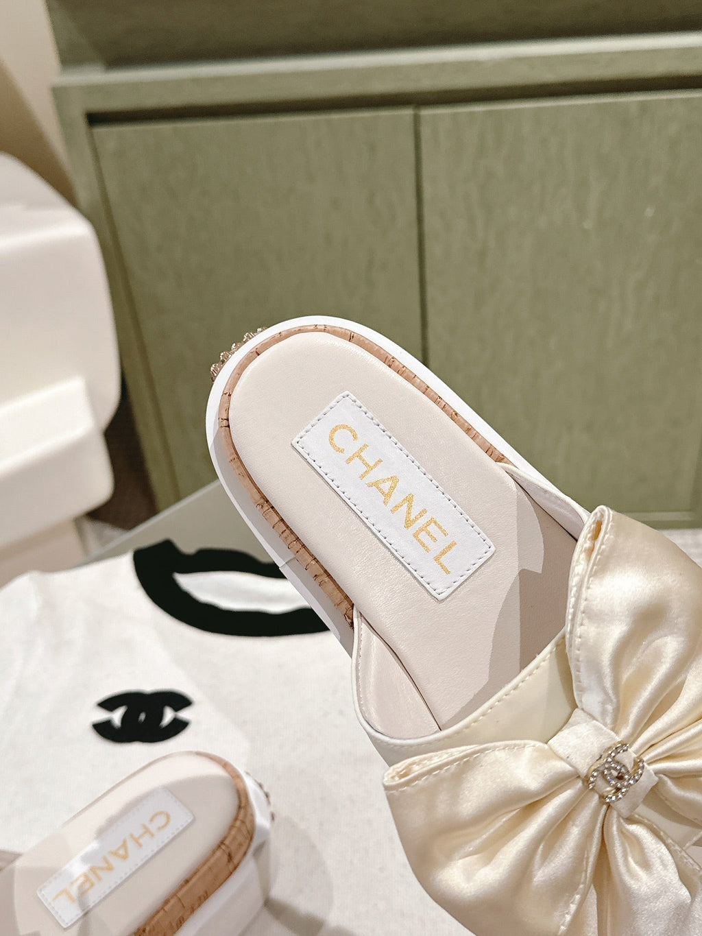 CHANEL SLIPPERS WITH SILK BOW IN WHITE COWHIDE