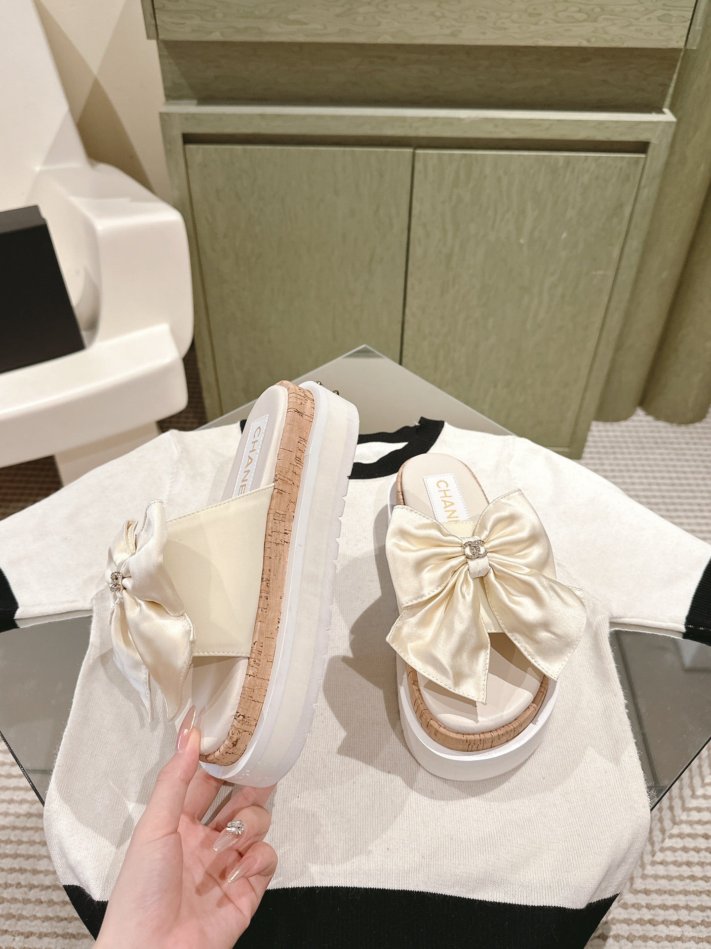 CHANEL SLIPPERS WITH SILK BOW IN WHITE COWHIDE