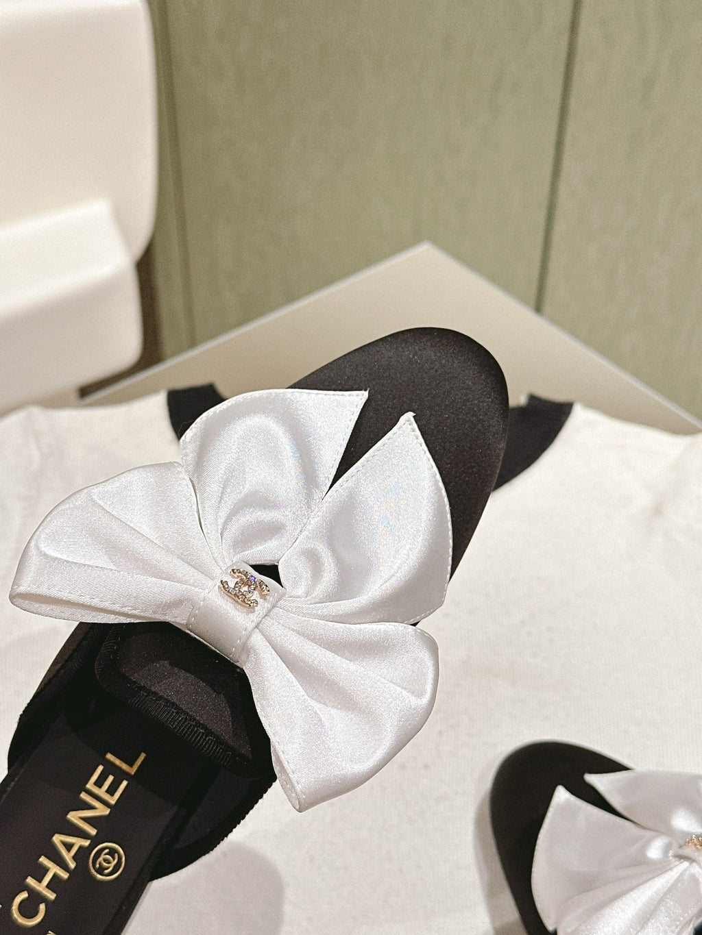 CHANEL MULE WITH SILK WHITE BOW AND BLACK LAMBSKIN