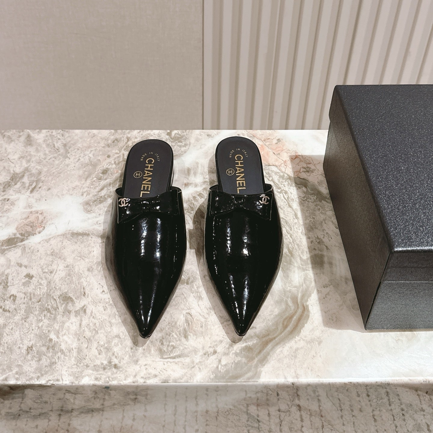 CHANEL FLAT MULES 25S IN BLACK PATENT LEATHER
