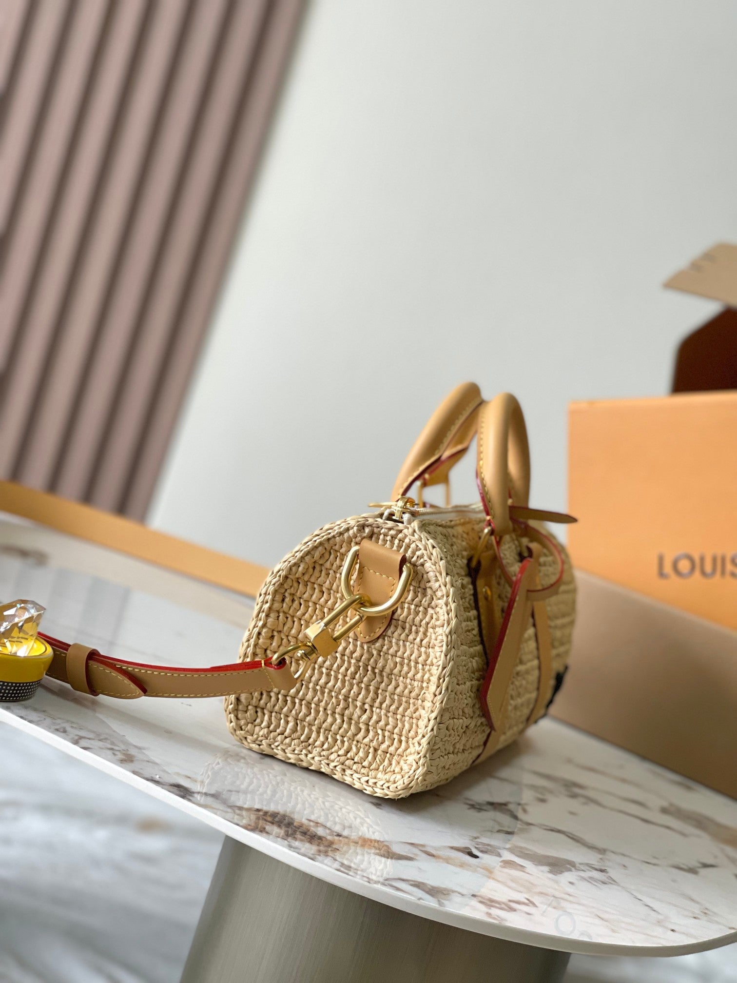 LOUIS VUITTON KEEPALL BANDOULIÈRE 25 IN BEIGE CROCHETED RAFFIA AND CALFSKIN TRIM