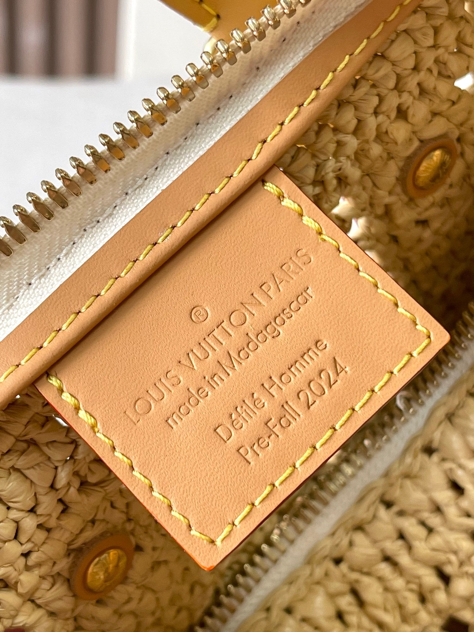 LOUIS VUITTON KEEPALL BANDOULIÈRE 25 IN BEIGE CROCHETED RAFFIA AND CALFSKIN TRIM