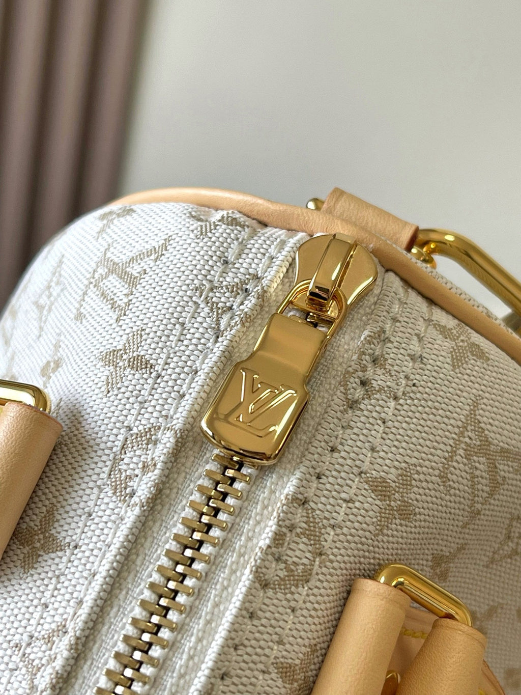 LOUIS VUITTON SPEEDY BANDOULIÈRE 20 IN WHITE MONOGRAM JACQUARD AND BEIGE CALFSKIN TRIM