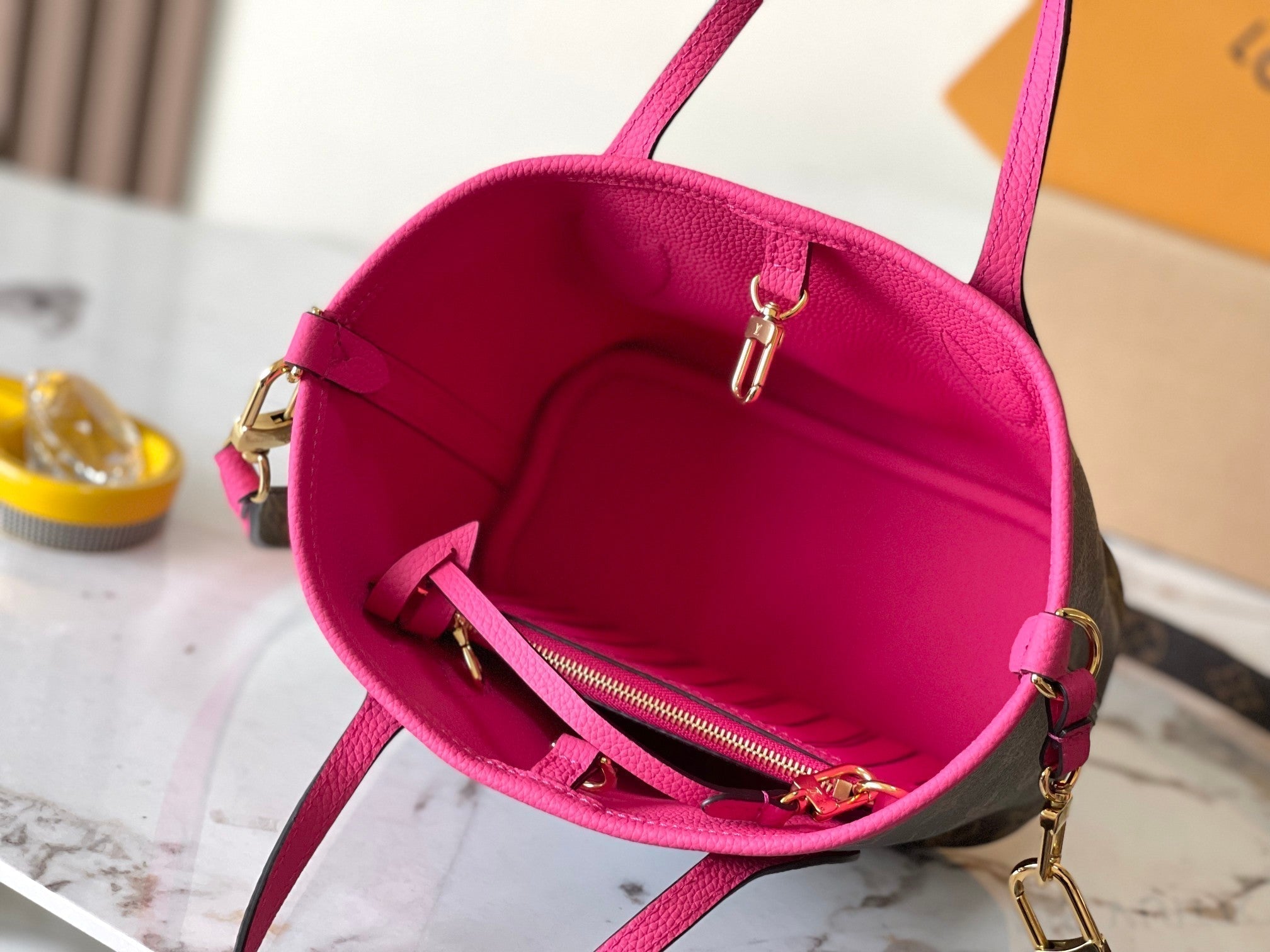 LOUIS VUITTON NEVERFULL BANDOULIÈRE INSIDE OUT BB 24 IN BROWN MONOGRAM CANVAS AND PINK CALFSKIN