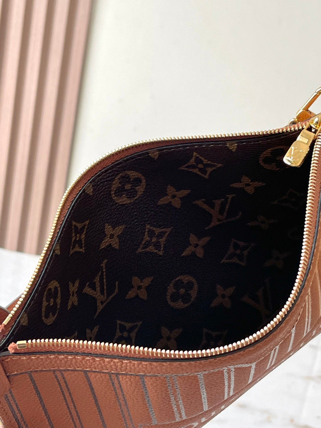 LOUIS VUITTON NEVERFULL INSIDE OUT MM 31 IN BROWN MONOGRAM CANVAS AND CALFSKIN TRIM