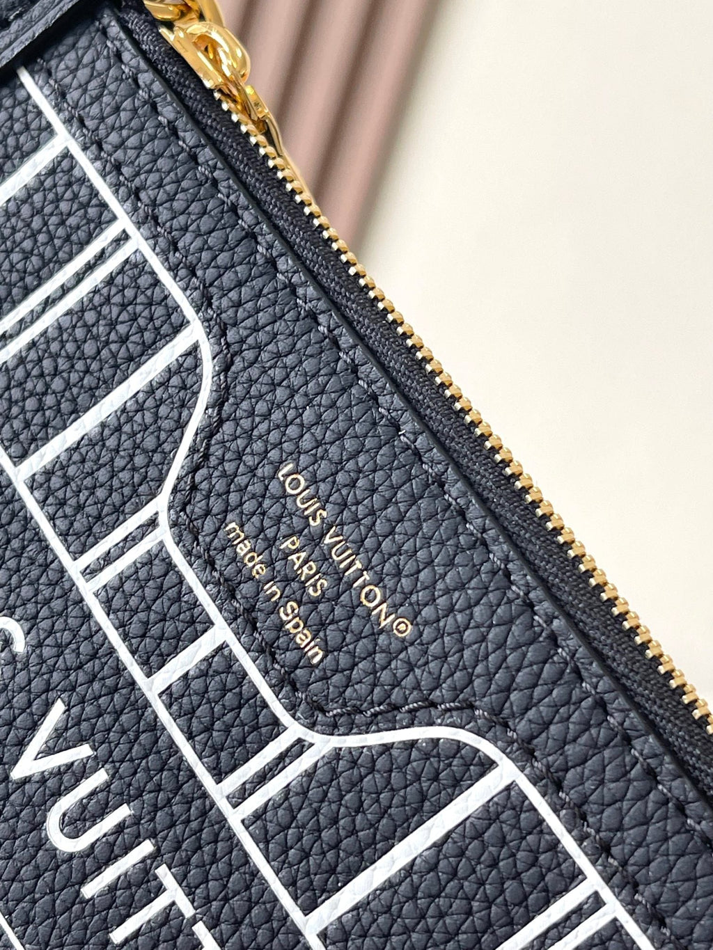 LOUIS VUITTON NEVERFULL BANDOULIÈRE INSIDE OUT BB 24 IN BROWN MONOGRAM CANVAS AND BLACK CALFSKIN