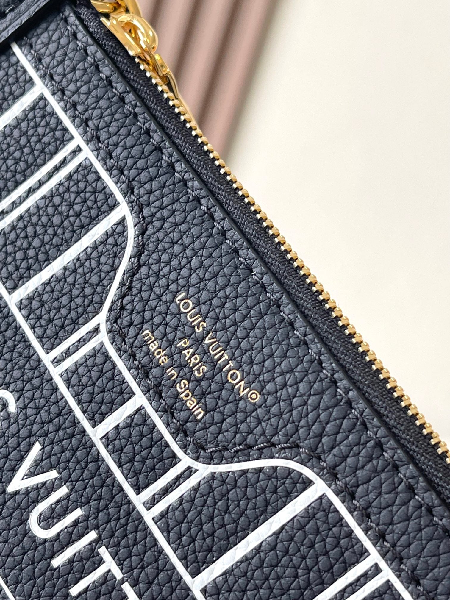 LOUIS VUITTON NEVERFULL BANDOULIÈRE INSIDE OUT BB 24 IN BROWN MONOGRAM CANVAS AND BLACK CALFSKIN